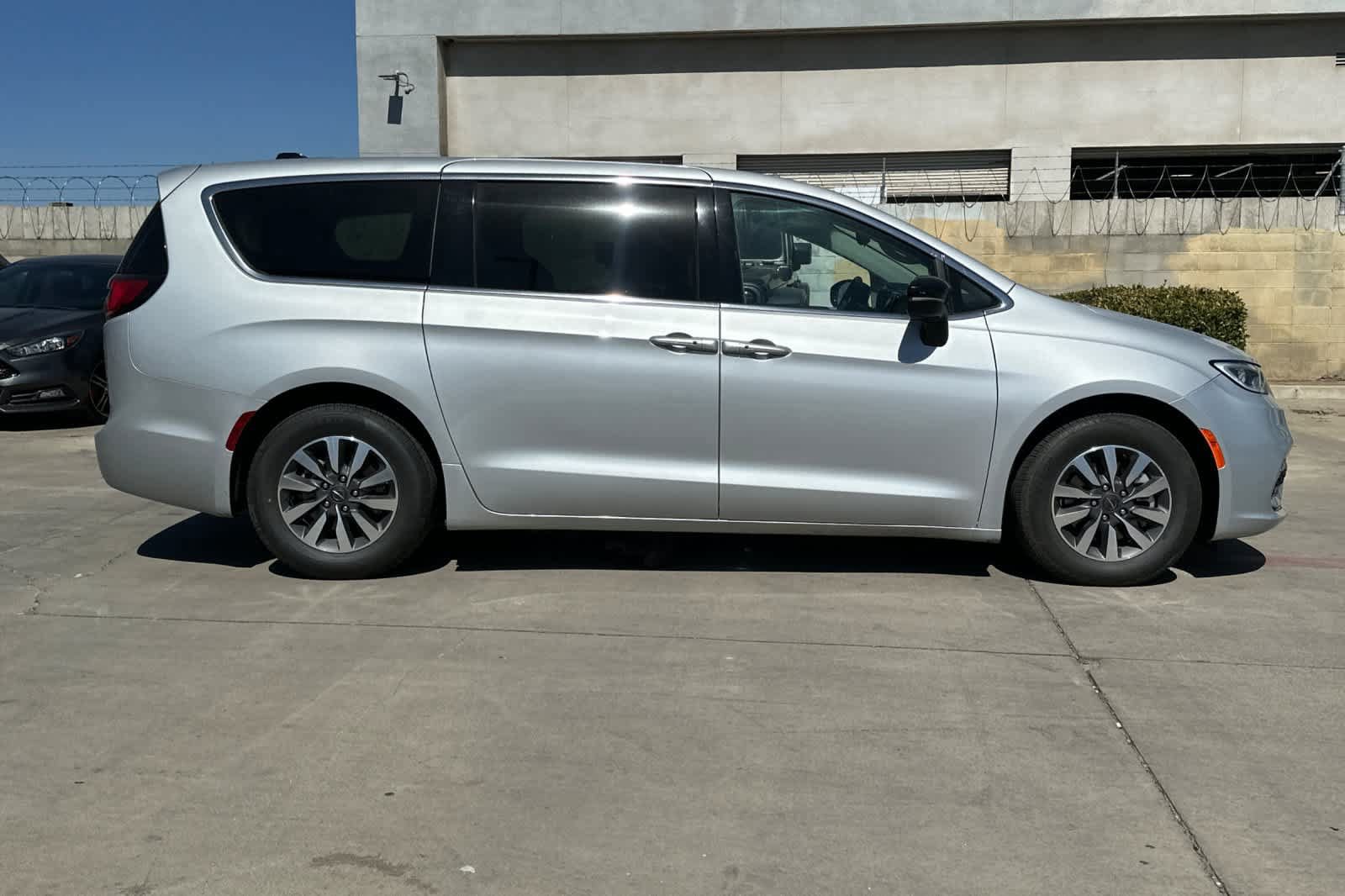 Used 2024 Chrysler Pacifica Limited FWD image 9
