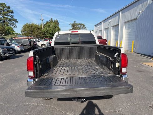 Used 2017 Toyota Tacoma TRD Off-Road w/ Tow Package image 10