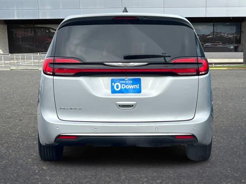 Used 2024 Chrysler Pacifica Touring-L image 8
