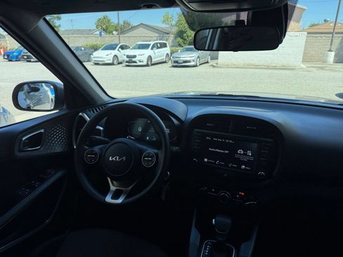 Used 2025 Kia Soul LX w/ LX Technology Package FWD image 32