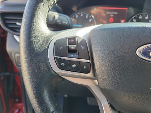 Certified 2024 Ford Explorer XLT RWD image 5