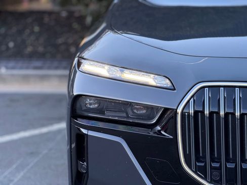 Used 2023 BMW 760i xDrive w/ Executive Package image 4