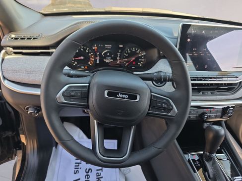 Used 2024 Jeep Compass Latitude image 11