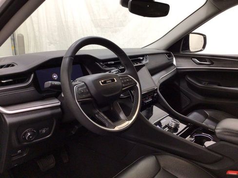 Used 2023 Jeep Grand Cherokee L Limited AWD/4WD image 8