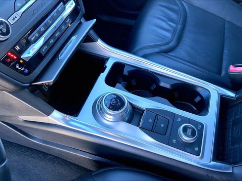 Used 2020 Ford Explorer Platinum w/ Premium Technology Package image 17