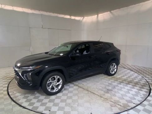Used 2024 Chevrolet Trax LS w/ LS Convenience Package FWD image 7