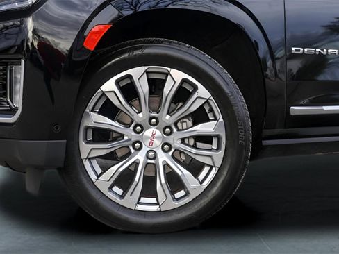 Used 2023 GMC Yukon Denali w/ Advanced Technology Package image 4