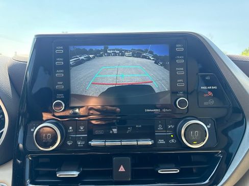 Used 2021 Toyota Highlander XLE FWD image 10