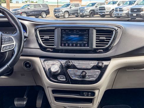 Used 2020 Chrysler Pacifica Touring-L FWD image 12