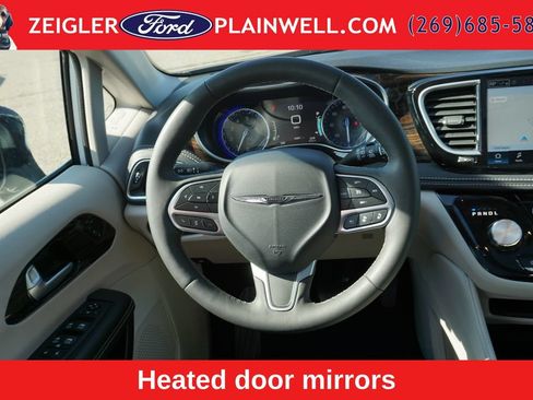 Used 2024 Chrysler Pacifica Limited FWD image 16