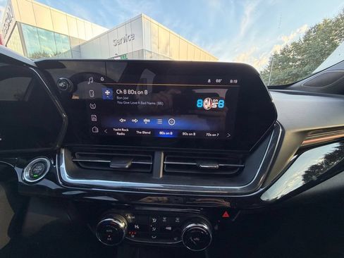 Used 2025 Chevrolet Trax RS w/ Sunroof Package FWD image 9