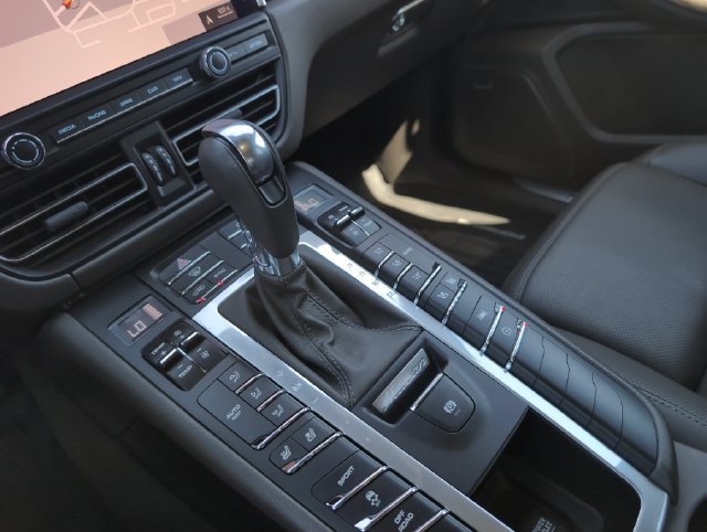 Used 2020 Porsche Macan S AWD/4WD image 29