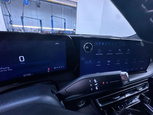 Used 2025 Chevrolet Traverse LT image 19