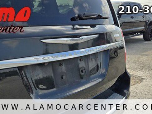 Used 2014 Chrysler Town & Country Touring FWD image 11