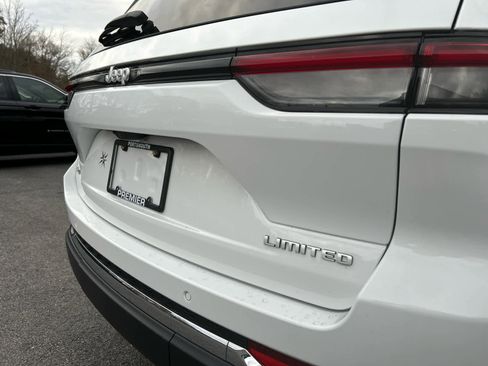 New 2025 Jeep Grand Cherokee Limited w/ Luxury Tech Group II image 38