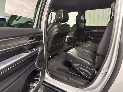 Used 2024 Jeep Wagoneer L Series II w/ Flexible Seating Group AWD/4WD image 18