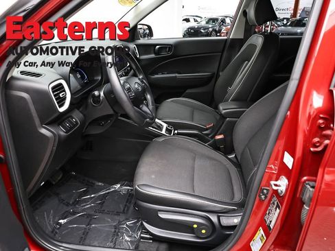 Used 2024 Hyundai Venue Limited FWD image 13