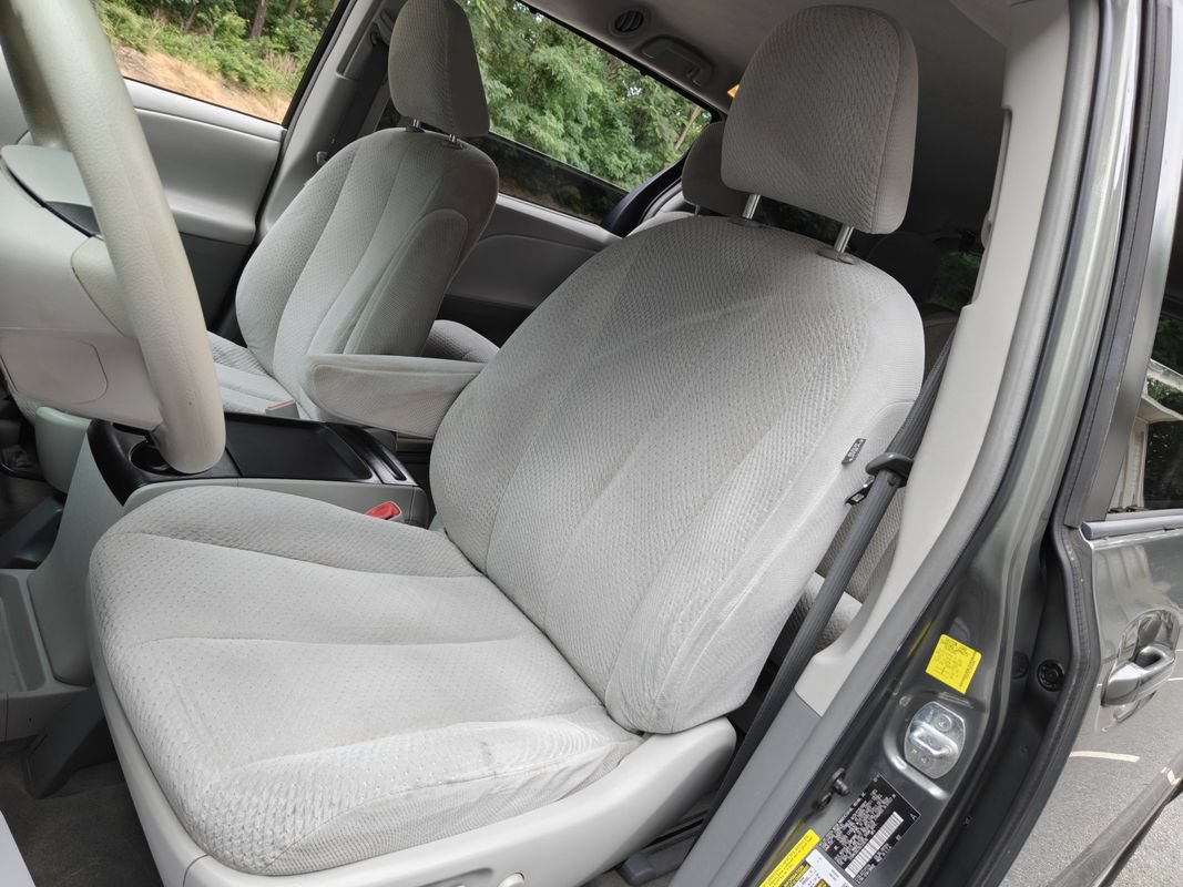 Used 2011 Toyota Sienna LE FWD image 10