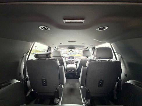 Used 2023 Chevrolet Suburban Premier AWD/4WD image 18