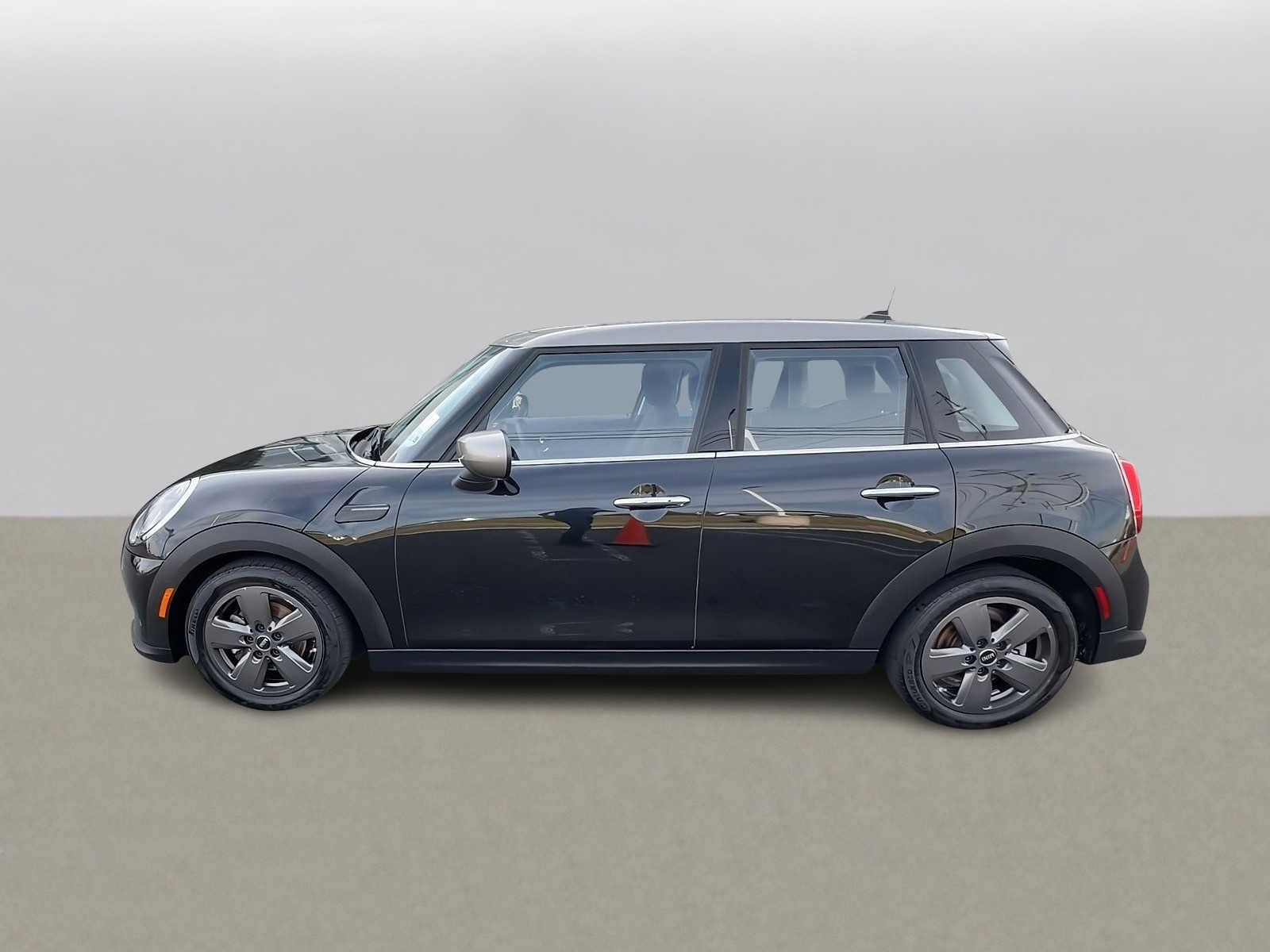 Used 2024 MINI Cooper 4-Door Hardtop FWD image 5