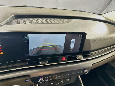 Used 2025 Kia Carnival FWD image 22