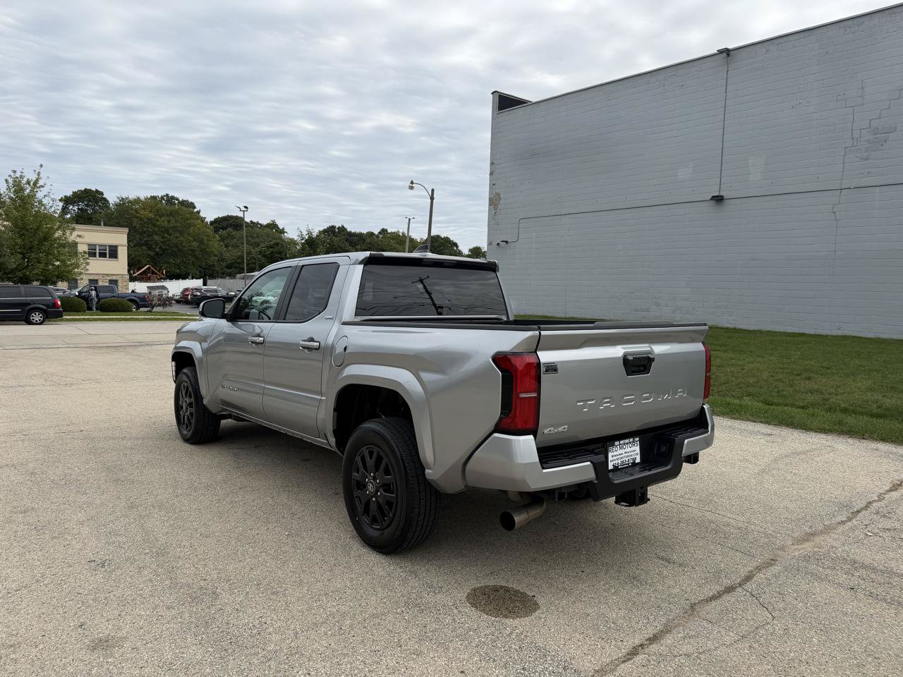 Used 2024 Toyota Tacoma SR5 AWD/4WD image 5