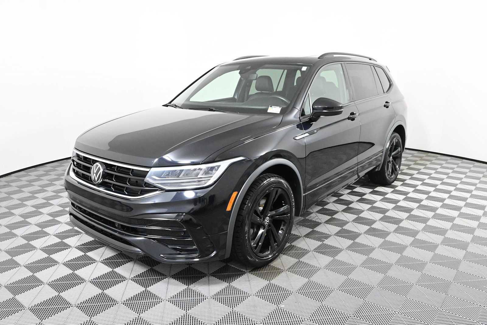 Certified 2023 Volkswagen Tiguan SE R-Line FWD image 2
