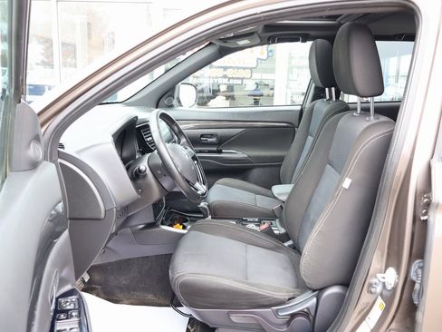 Used 2018 Mitsubishi Outlander ES image 11