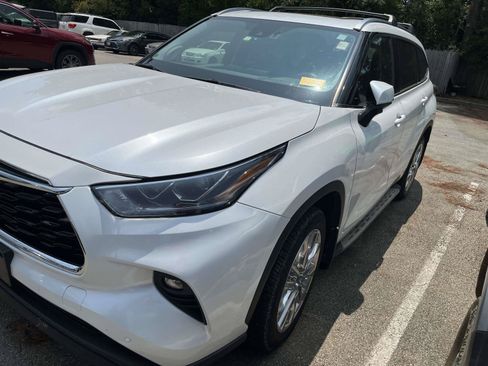 Used 2024 Toyota Highlander Limited FWD image 2