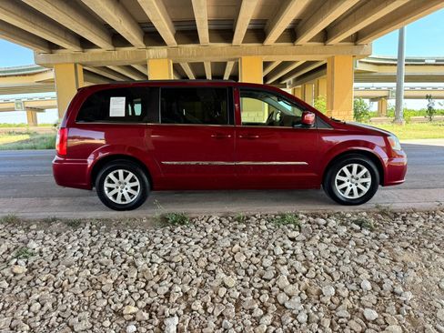 Used 2014 Chrysler Town & Country Touring FWD image 2