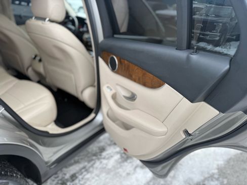 Used 2019 Mercedes-Benz GLC 300 4MATIC image 25