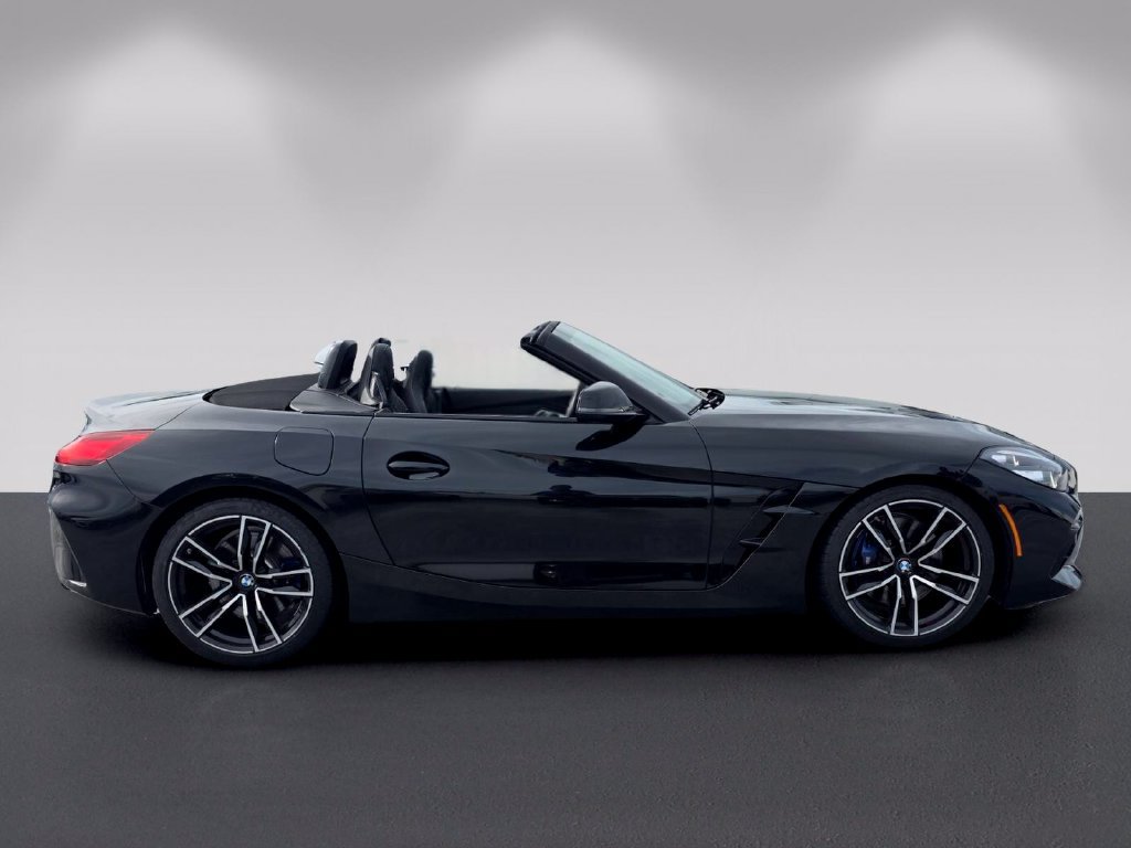 Used 2022 BMW Z4 M40i w/ Driving Assistance Package RWD image 2