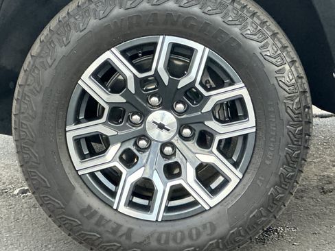 Used 2024 Chevrolet Colorado Z71 w/ Z71 Convenience Package 2 image 25