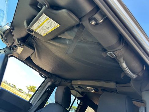 Used 2018 Jeep Wrangler Unlimited Sahara AWD/4WD image 19