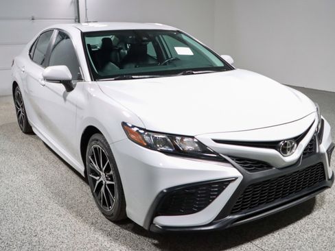 Used 2023 Toyota Camry SE image 5
