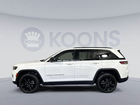 Used 2023 Jeep Grand Cherokee Altitude AWD/4WD image 2