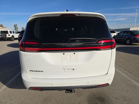 Used 2024 Chrysler Pacifica Touring-L w/ Road Tripper Package FWD image 5