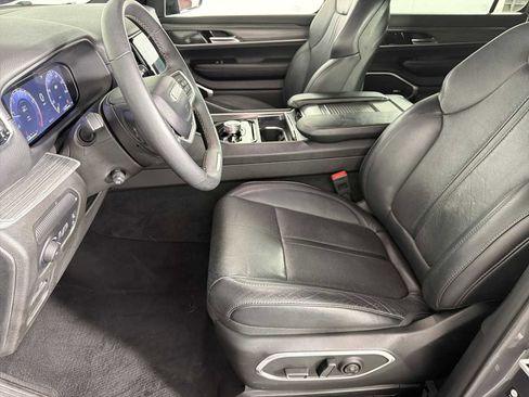 Used 2023 Jeep Wagoneer L Series II AWD/4WD image 8
