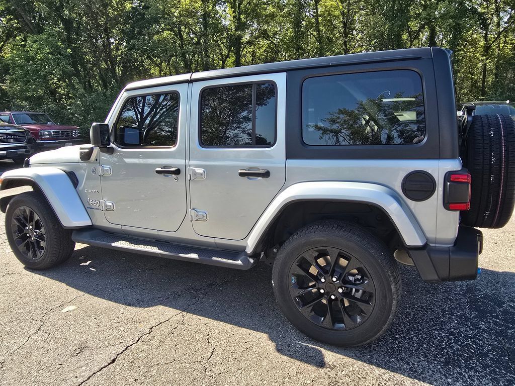 Used 2023 Jeep Wrangler Unlimited Sahara w/ Cold Weather Group AWD/4WD image 5