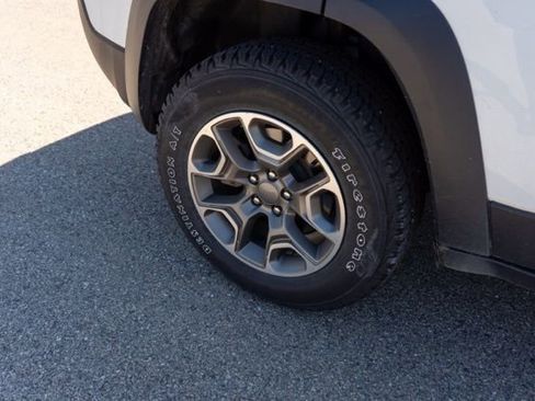 Used 2022 Jeep Cherokee Trailhawk w/ Technology Group B AWD/4WD image 11