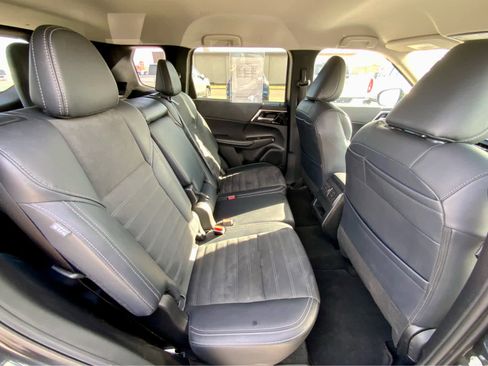 Used 2024 Mitsubishi Outlander SE image 27