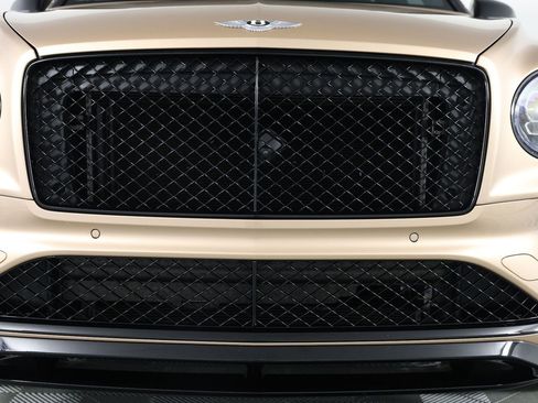 Used 2023 Bentley Bentayga image 11