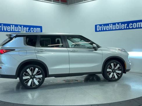 Used 2025 Mitsubishi Outlander SE FWD image 3
