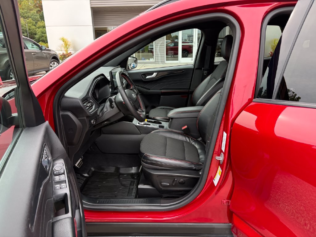 Used 2023 Ford Escape ST-Line w/ Tech Pack #1 AWD/4WD image 11