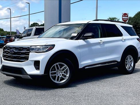 Certified 2025 Ford Explorer Active RWD image 3