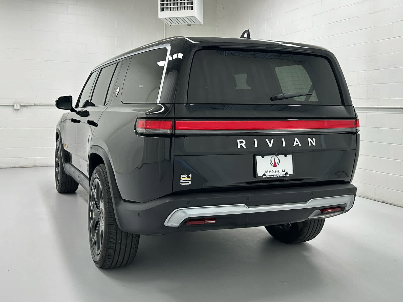 Used 2023 Rivian R1S Adventure Quad AWD/4WD image 8