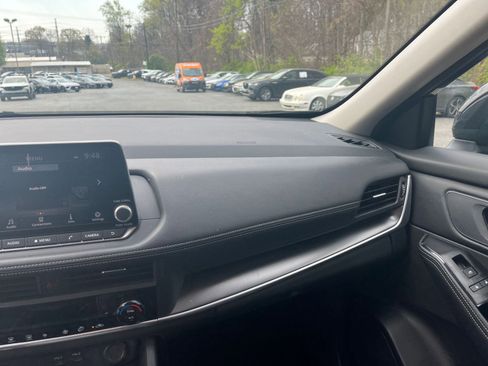 Used 2025 Nissan Rogue SV image 31