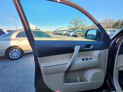 Used 2012 Toyota Highlander SE w/ Tow Pkg image 9