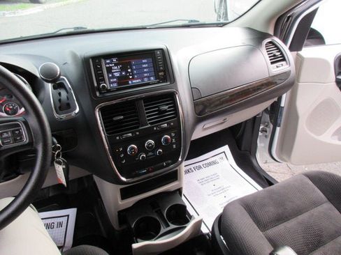 Used 2019 Dodge Grand Caravan SE FWD image 13