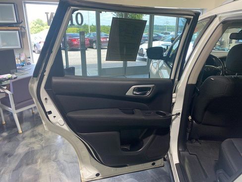 Used 2017 Nissan Pathfinder SV AWD/4WD image 12